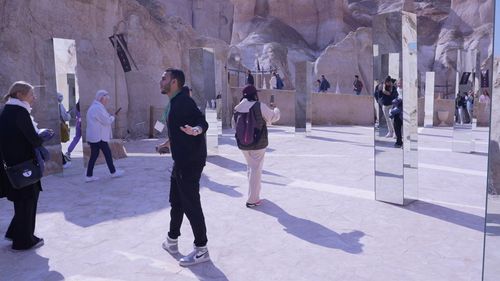 Cruise Passengers visiting Qara Mountain, AlHasa 2.jpg